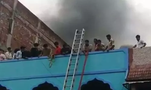 Hyderabad के चारमीनार के पास लगी भीषण आग में 17 लोगों की मौत Hyderabad के चारमीनार के पास लगी भीषण आग में 17 लोगों की मौत