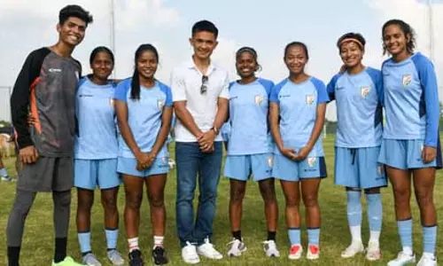 सुनील छेत्री ने अंतर्राष्ट्रीय मैत्री मैचों से पहले बेंगलुरु में महिला राष्ट्रीय शिविर का दौरा किया