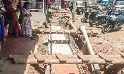 तुक्कुपालम कस्बे में सड़क के दोनों ओर गड्ढे; यात्री डरे हुए तुक्कुपालम कस्बे में सड़क के दोनों ओर गड्ढे; यात्री डरे हुए