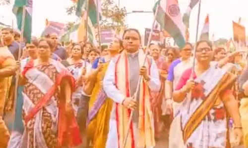 CM Majhi, ओराम ने सशस्त्र बलों को सलाम करने के लिए तिरंगा यात्रा में भाग लिया