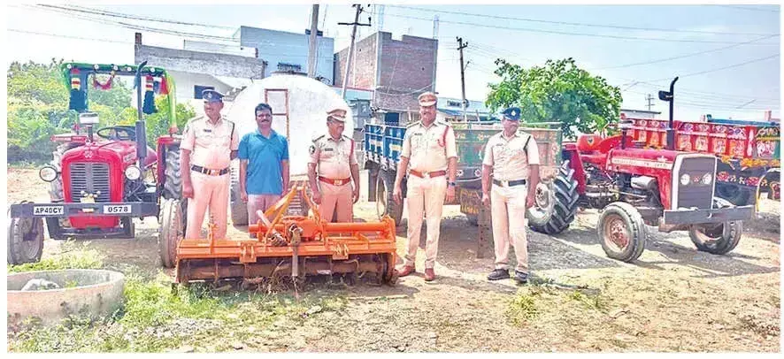 Andhra: कृषि मशीनरी चोरी मामले में पुलिस ने संदिग्ध को किया गिरफ्तार Andhra: कृषि मशीनरी चोरी मामले में पुलिस ने संदिग्ध को किया गिरफ्तार