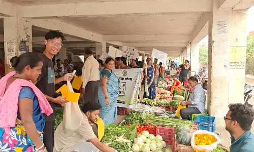 महोबा बाजार में पॉलीथिन जब्त, निगम ने की चालानी कार्यवाही