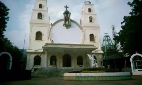 Telangana: चर्चों ने रविवार को पार्किंग जुर्माने का विरोध किया Telangana: चर्चों ने रविवार को पार्किंग जुर्माने का विरोध किया