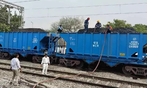 Medak में कोयले से लदी मालगाड़ी में आग लग गई Medak में कोयले से लदी मालगाड़ी में आग लग गई