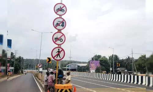 बाइक और ऑटो के लिए कोई पहुंच नहीं; छह लेन वाले राजमार्ग पर संकेत लगाने का काम शुरू