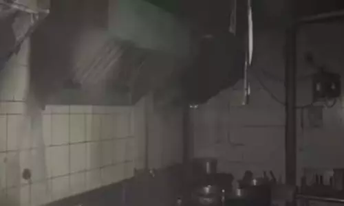 लखनऊ के होटल में लगी आग के बाद 30 लोगों को बचाया गया लखनऊ के होटल में लगी आग के बाद 30 लोगों को बचाया गया