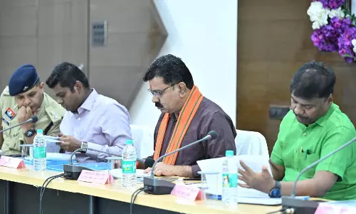 जगदलपुर कलेक्ट्रेट में गृहमंत्री विजय शर्मा ने अफसरों की ली बैठक