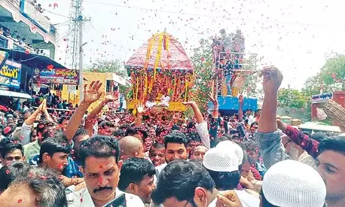 Andhra : रथ उत्सव में धार्मिक सद्भाव का प्रदर्शन Andhra : रथ उत्सव में धार्मिक सद्भाव का प्रदर्शन