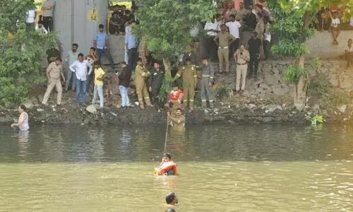 Ghaziabad: हिंडन नहर से महिला को बचाते समय ट्रैफिक पुलिसकर्मी की मौत Ghaziabad: हिंडन नहर से महिला को बचाते समय ट्रैफिक पुलिसकर्मी की मौत