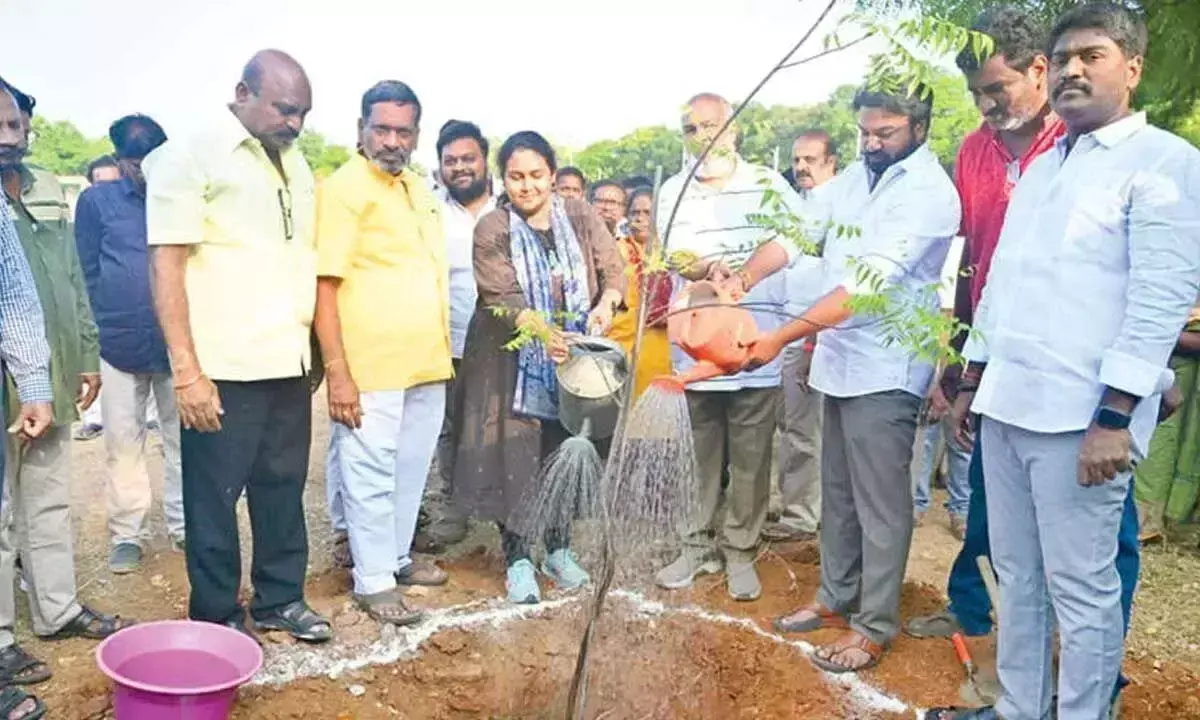Andhra: गर्मी से लड़ो कार्यक्रम के दौरान पौधारोपण अभियान चलाया गया Andhra: गर्मी से लड़ो कार्यक्रम के दौरान पौधारोपण अभियान चलाया गया