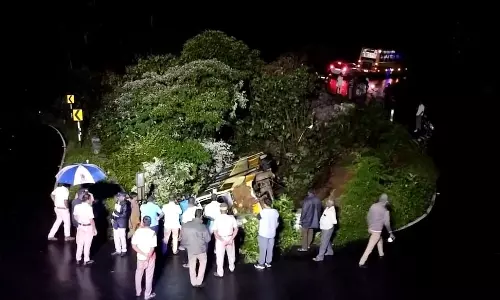 वलपराई में TNSTC की बस खाई में गिरने से करीब 30 लोग घायल वलपराई में TNSTC की बस खाई में गिरने से करीब 30 लोग घायल