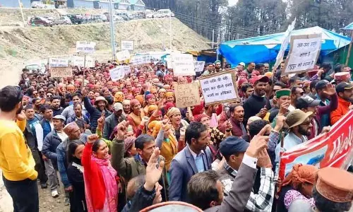 Himachal : पर्यटन गतिविधियों में लगे युवाओं को बेदखल किए जाने के खिलाफ स्थानीय लोगों ने किया प्रदर्शन Himachal : पर्यटन गतिविधियों में लगे युवाओं को बेदखल किए जाने के खिलाफ स्थानीय लोगों ने किया प्रदर्शन