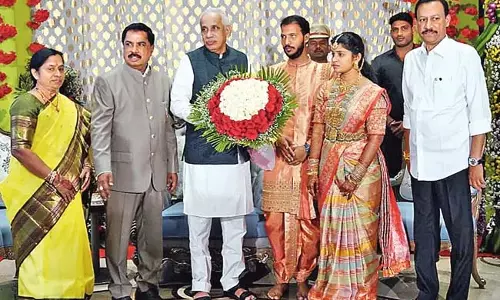 Andhra: राज्यपाल ने नवदंपत्ति को आशीर्वाद दिया