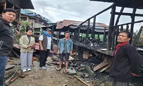 आग में घर नष्ट, तत्काल राहत प्रदान की गई आग में घर नष्ट, तत्काल राहत प्रदान की गई