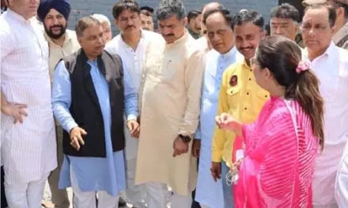 सत शर्मा के नेतृत्व में भाजपा नेताओं ने RS पुरा में गोलाबारी प्रभावित सीमावर्ती गांवों का दौरा किया