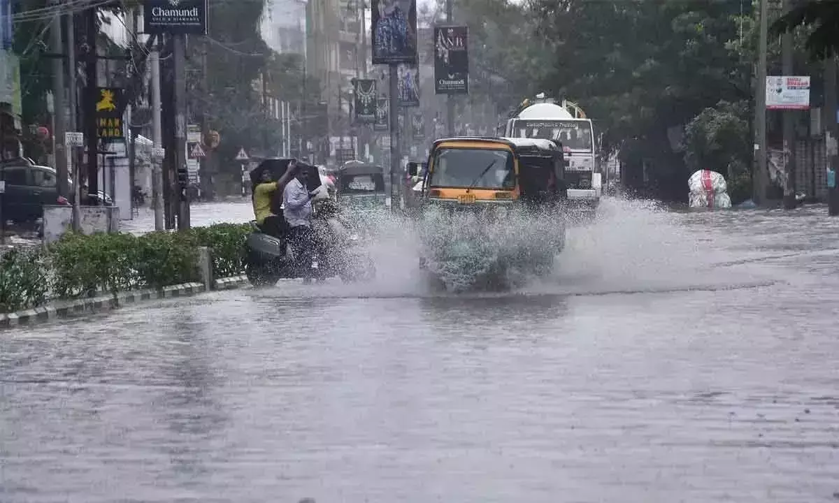 Andhra: अनंतपुर जिले में भारी बारिश से सामान्य जनजीवन प्रभावित Andhra: अनंतपुर जिले में भारी बारिश से सामान्य जनजीवन प्रभावित