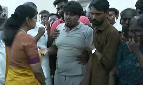 सथानकुलम दुर्घटना: सांसद कनिमोझी ने व्यक्तिगत संवेदना व्यक्त की सथानकुलम दुर्घटना: सांसद कनिमोझी ने व्यक्तिगत संवेदना व्यक्त की