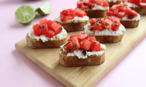 इस 5-स्टेप वाली watermelon bruschetta रेसिपी को आज़माएँ गर्मियों के दौरान ताज़गी भरे नाश्ते के लिए