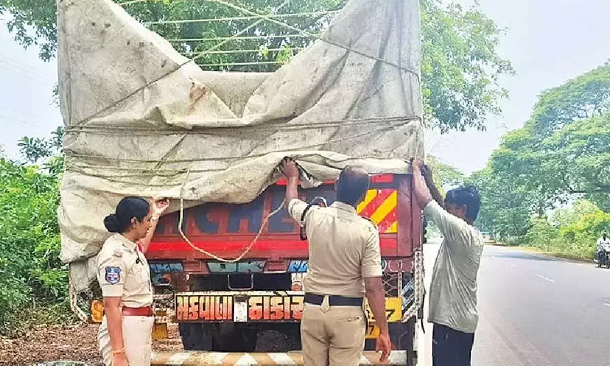 Telangana: अवैध पशु तस्करी पर पुलिस की कार्रवाई