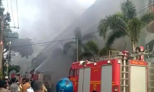 Kerala: कोझिकोड में नए बस स्टैंड पर कपड़ों की दुकान में आग लग गई; बचाव कार्य जारी Kerala: कोझिकोड में नए बस स्टैंड पर कपड़ों की दुकान में आग लग गई; बचाव कार्य जारी