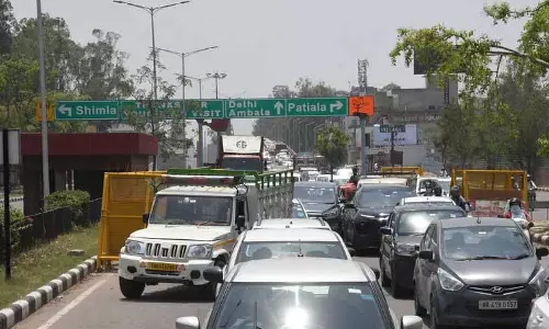 व्यस्त Chandigarh -जीरकपुर राजमार्ग पर बेकार पड़े बैरिकेड्स से यात्रियों को परेशानी