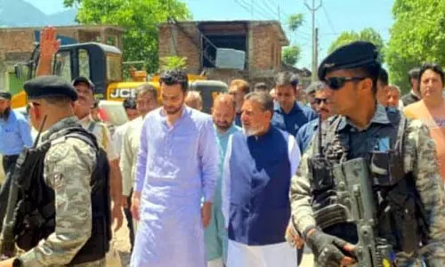 Jammu: अल्ताफ बुखारी ने उरी में पाक गोलाबारी पीड़ितों से मुलाकात की Jammu: अल्ताफ बुखारी ने उरी में पाक गोलाबारी पीड़ितों से मुलाकात की