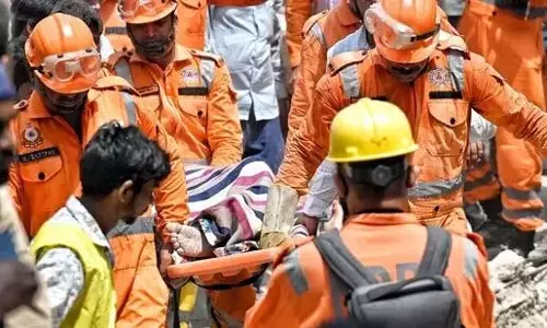 Delhi के मुस्तफाबाद में इमारत ढहने से मरने वालों की संख्या 11 ,पीड़ितों में मकान मालिक शामिल