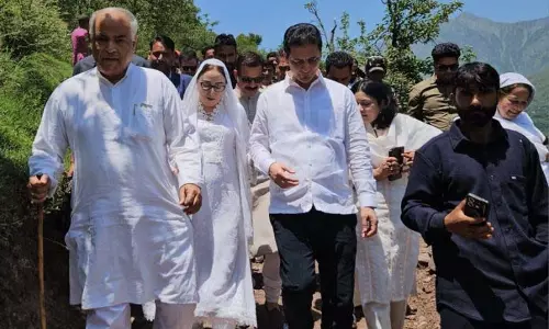 भाजपा नेताओं ने Uri के गोलाबारी प्रभावित गांवों का दौरा किया भाजपा नेताओं ने Uri के गोलाबारी प्रभावित गांवों का दौरा किया