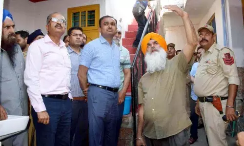 Jammu: मंडलायुक्त ने पुंछ में गोलाबारी प्रभावित क्षेत्रों का दौरा किया
