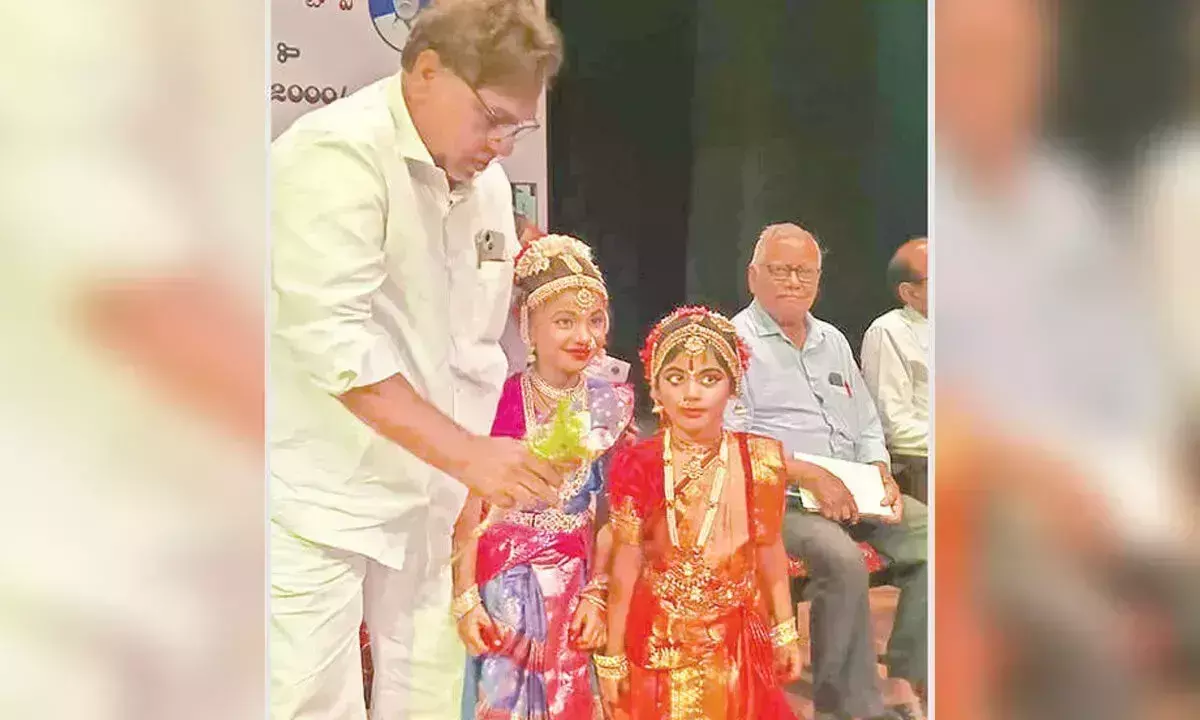 Telangana: स्थानीय लड़की के कुचिपुड़ी नृत्य को भारी प्रतिक्रिया मिली Telangana: स्थानीय लड़की के कुचिपुड़ी नृत्य को भारी प्रतिक्रिया मिली