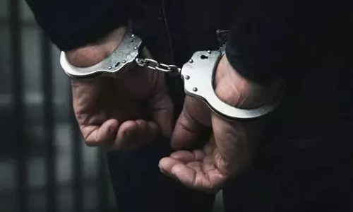 Assam: साइबर अपराधियों को मोबाइल कनेक्शन मुहैया कराने वाले गिरोह का भंडाफोड़, 7 गिरफ्तार Assam: साइबर अपराधियों को मोबाइल कनेक्शन मुहैया कराने वाले गिरोह का भंडाफोड़, 7 गिरफ्तार