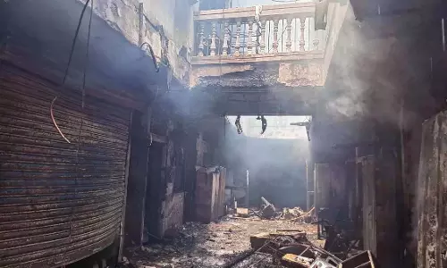 गुलज़ार हाउस में एक प्रवेश द्वार सीढ़ियाँ संकरी थीं हैदराबाद चारमीनार के पास लगी आग  17 लोगों की जान ली