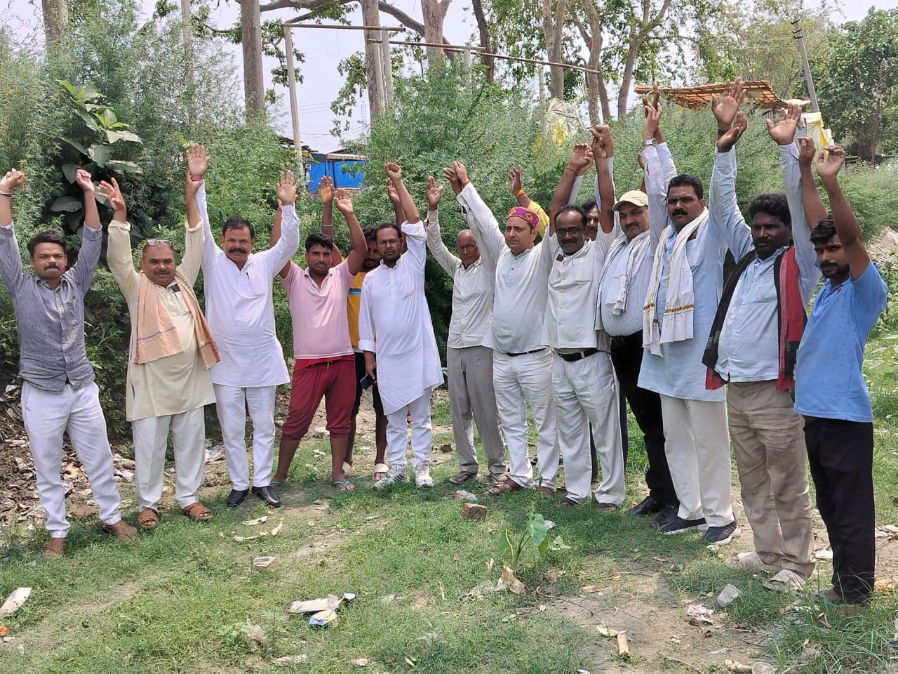 पानी के लिए नहर में खड़े होकर कांग्रेसियों ने किया प्रदर्शन
