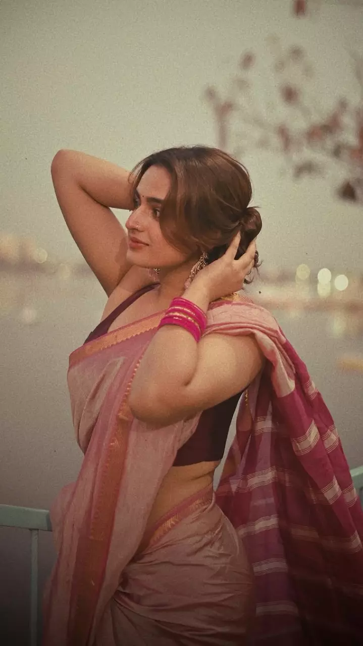 Ayesha Khan ने दिखाया बोल्ड अंदाज