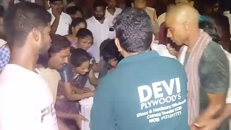 कार में मिली 4 बच्चों की लाश, जानिए कैसे हुई ये घटना? कार में मिली 4 बच्चों की लाश, जानिए कैसे हुई ये घटना?