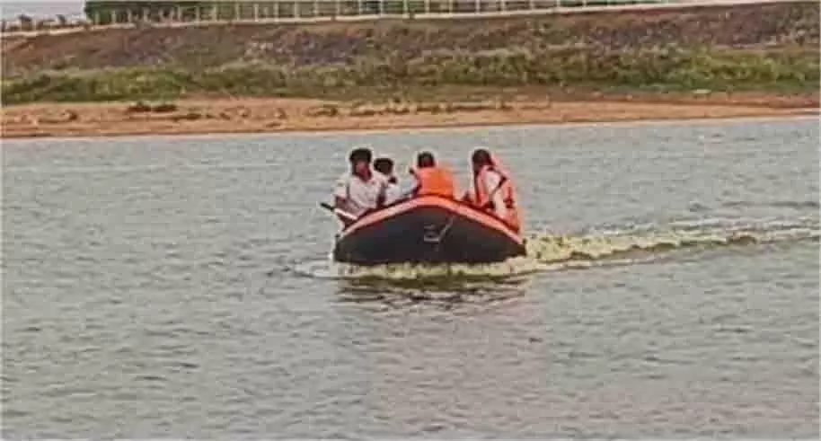 MP News: तेज हवा के कारण तालाब में पलटी नाव, एक युवक डूबा MP News: तेज हवा के कारण तालाब में पलटी नाव, एक युवक डूबा