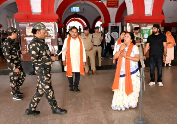 Jhansi: ऑपरेशन सिन्दूर के शहीदों को श्रद्धांजलि, रेलवे का नया राष्ट्रभक्ति अभियान Jhansi: ऑपरेशन सिन्दूर के शहीदों को श्रद्धांजलि, रेलवे का नया राष्ट्रभक्ति अभियान