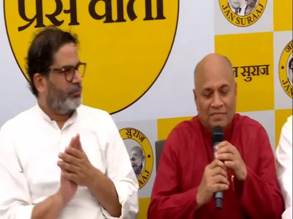 प्रशांत किशोर के साथ मिलकर RCP सिंह ने आप सबकी आवाज का जन सुराज पार्टी में विलय किया प्रशांत किशोर के साथ मिलकर RCP सिंह ने आप सबकी आवाज का जन सुराज पार्टी में विलय किया