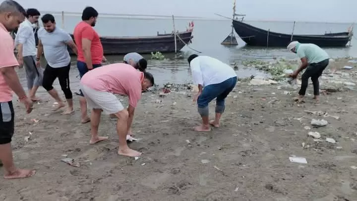 Ballia: शिवरामपुर घाट पर 150 मीटर तक चला गंगा सफाई अभियान Ballia: शिवरामपुर घाट पर 150 मीटर तक चला गंगा सफाई अभियान