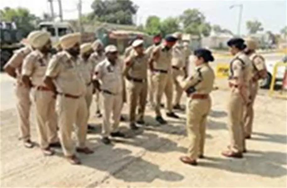 Punjab: शहर से बहार जाने वले सभी रास्ते सील,एक्शन में पुलिस Punjab: शहर से बहार जाने वले सभी रास्ते सील,एक्शन में पुलिस