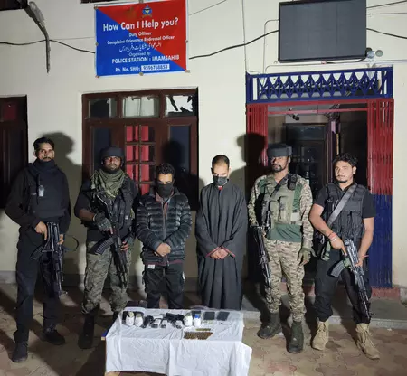 हथियार और गोला-बारूद के साथ आतंकी गतिविधियों से जुड़े दो लोग गिरफ्तार हथियार और गोला-बारूद के साथ आतंकी गतिविधियों से जुड़े दो लोग गिरफ्तार