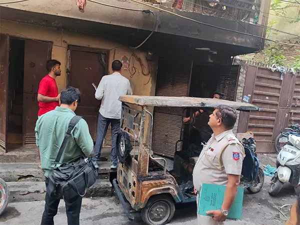 Delhi : ई-रिक्शा चार्जिंग के दौरान लगी आग के बाद 6 लोग अस्पताल में भर्ती Delhi : ई-रिक्शा चार्जिंग के दौरान लगी आग के बाद 6 लोग अस्पताल में भर्ती