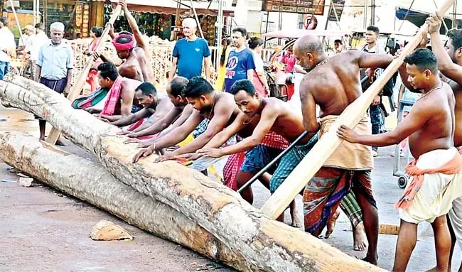 Odisha : चमकदार रथ पहियों का निर्माण Odisha : चमकदार रथ पहियों का निर्माण
