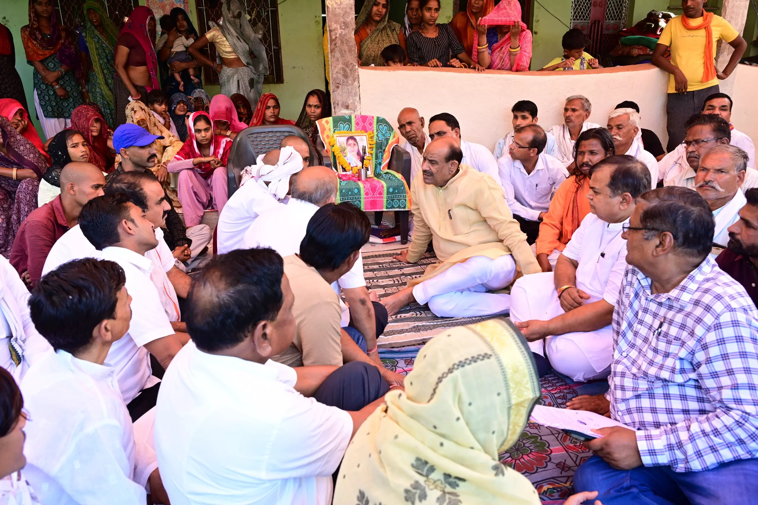Jaipur: लोकसभा अध्यक्ष ने सड़क दुर्घटना पीड़ितों के परिजनों से मिलकर बंधाया ढांढस Jaipur: लोकसभा अध्यक्ष ने सड़क दुर्घटना पीड़ितों के परिजनों से मिलकर बंधाया ढांढस
