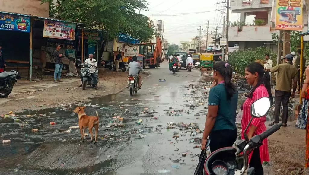 Hoskote : बरसात के मौसम में सड़कें गड्ढों से भरी होती Hoskote : बरसात के मौसम में सड़कें गड्ढों से भरी होती