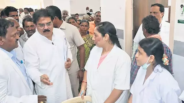 मंत्री नाडेंडला ने Tenali में निःशुल्क मल्टीस्पेशलिटी चिकित्सा शिविर का उद्घाटन किया मंत्री नाडेंडला ने Tenali में निःशुल्क मल्टीस्पेशलिटी चिकित्सा शिविर का उद्घाटन किया