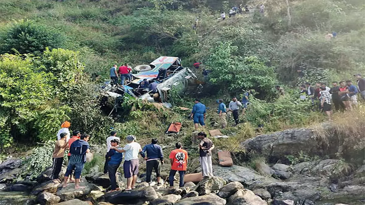 वलपराई में बस के खाई में गिरने से 49 लोग घायल वलपराई में बस के खाई में गिरने से 49 लोग घायल