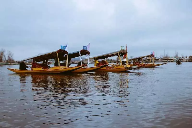 पर्यटकों से गुलजार रहने वाले सोनमर्ग और मानसबल रिसॉर्ट अब सूने पर्यटकों से गुलजार रहने वाले सोनमर्ग और मानसबल रिसॉर्ट अब सूने