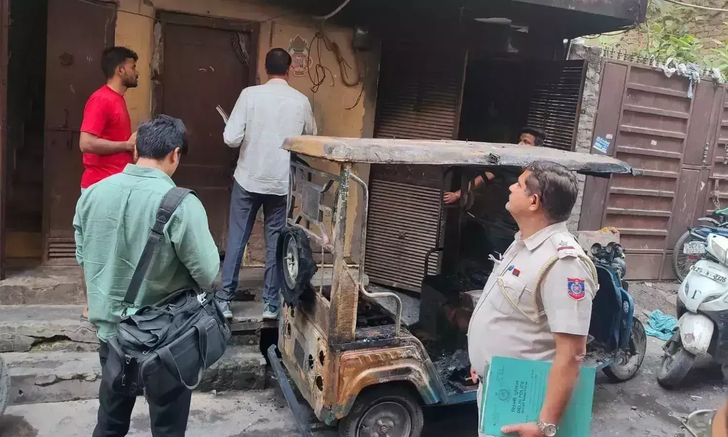 New Delhi: ई-रिक्शा चार्जिंग के दौरान आग लगने से हुआ बड़ा हादसा New Delhi: ई-रिक्शा चार्जिंग के दौरान आग लगने से हुआ बड़ा हादसा