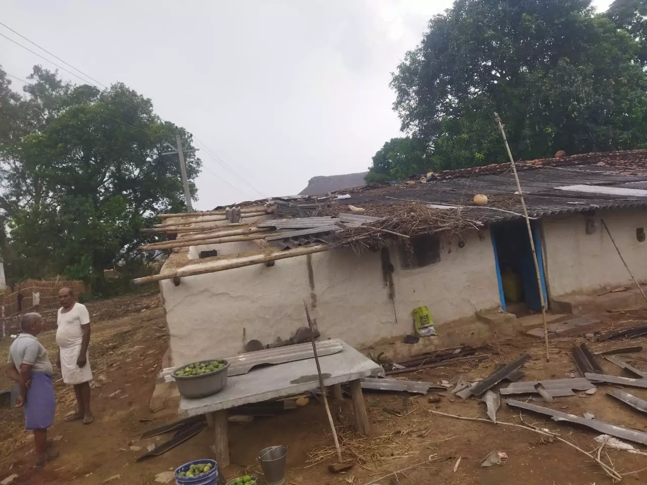 Mirzapur: ग्राम में आंधी-तूफान से भारी नुकसान, ग्राम प्रधान ने दी राजस्व टीम को सूचना Mirzapur: ग्राम में आंधी-तूफान से भारी नुकसान, ग्राम प्रधान ने दी राजस्व टीम को सूचना